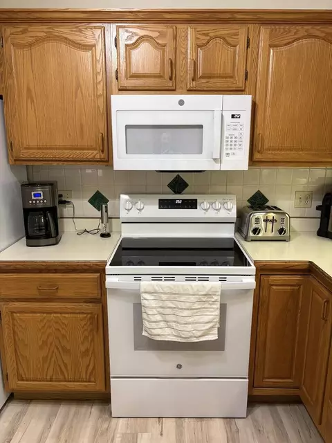 Kitchen - 1914 Sun Mill Ct, Springfield, IL 62704 photo 2 of 6
