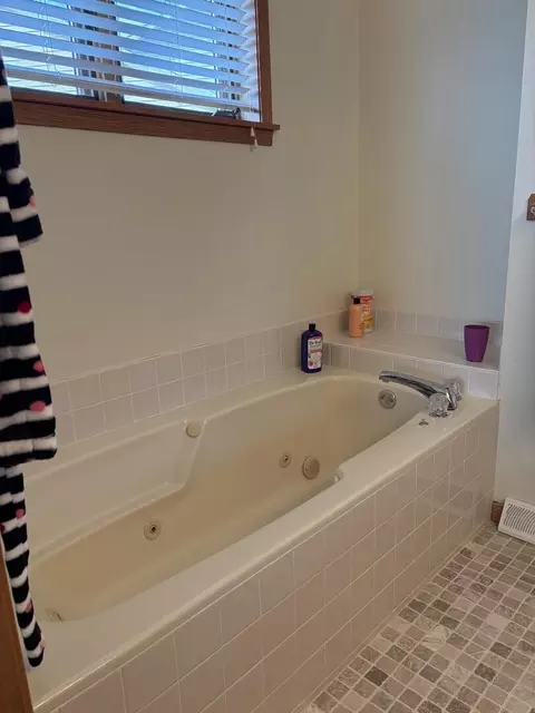 Bath - 1914 Sun Mill Ct, Springfield, IL 62704 photo 2 of 3