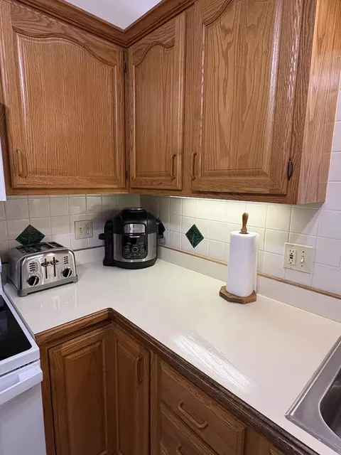 Kitchen - 1914 Sun Mill Ct, Springfield, IL 62704 photo 5 of 6