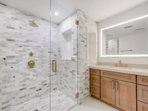 Bath - 9427 Falling Waters Dr, Burr Ridge, IL 60527 photo 7 of 8