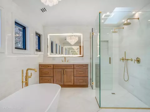 Bath - 9427 Falling Waters Dr, Burr Ridge, IL 60527 photo 3 of 8