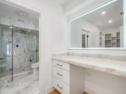 Bath - 9427 Falling Waters Dr, Burr Ridge, IL 60527 photo 6 of 8