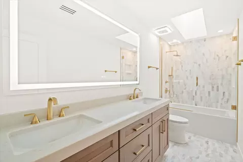 Bath - 9427 Falling Waters Dr, Burr Ridge, IL 60527 photo 5 of 8
