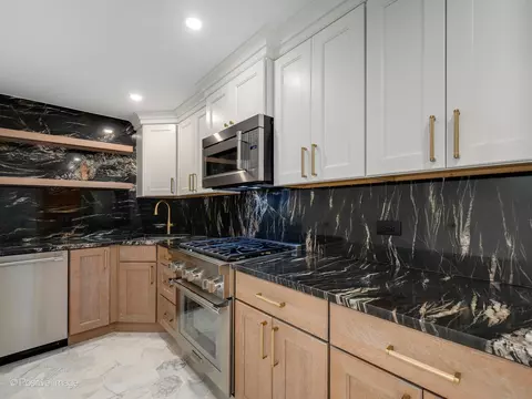 Kitchen - 9427 Falling Waters Dr, Burr Ridge, IL 60527 photo 4 of 4