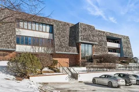150 Red Top Dr #103, Libertyville, IL 60048