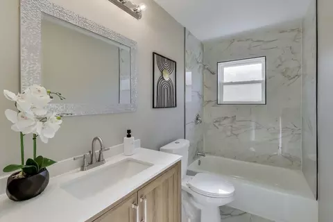 Bath - 9100 S Emerald Ave, Chicago, IL 60620 photo 1 of 3