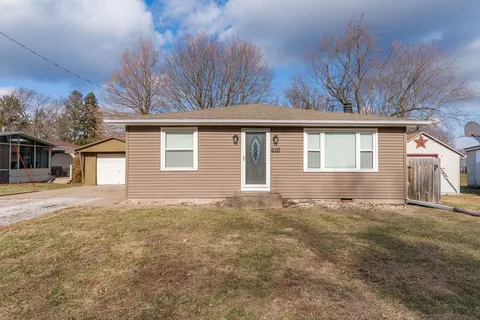 210 W 19th Ave, Coal Valley, IL 61240