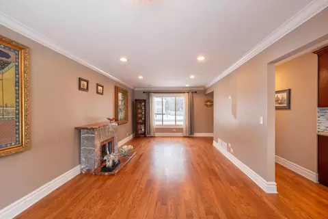Living - 751 Garth Rd, Wheeling, IL 60090 photo 4 of 5