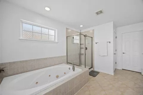 Bath - 13456 Skyline Dr, Plainfield, IL 60585 photo 3 of 5