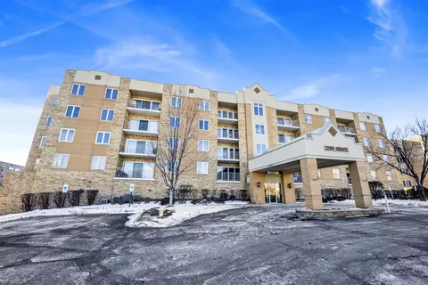 2260 S Grace St #401, Lombard, IL 60148