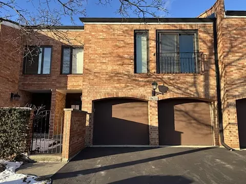 19 W244 Governors Trl, Oak Brook, IL 60523