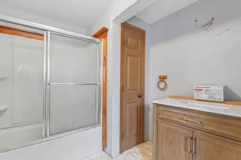 Bath - 541 4th Ave, Aurora, IL 60505 photo 1 of 1