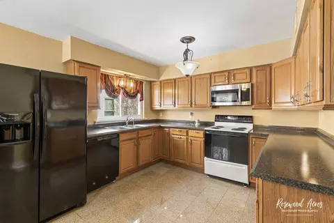 Kitchen - 580 S Enos Ave, Kankakee, IL 60901 photo 2 of 3