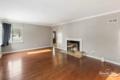 Living - 580 S Enos Ave, Kankakee, IL 60901 photo 2 of 4