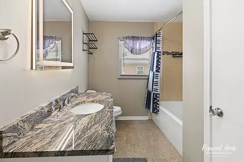 Bath - 580 S Enos Ave, Kankakee, IL 60901 photo 1 of 1