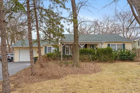 4715 W Crystal Lake Rd, Mchenry, IL 60050