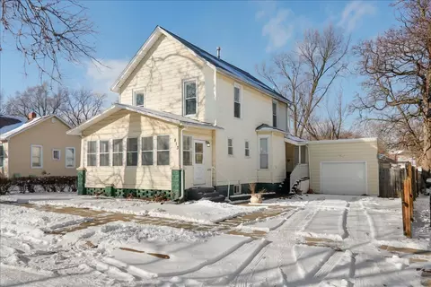 Exterior - 813 W Jefferson St, Bloomington, IL 61701 photo 2 of 9