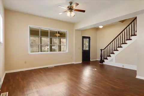 Living - 813 W Jefferson St, Bloomington, IL 61701 photo 1 of 2