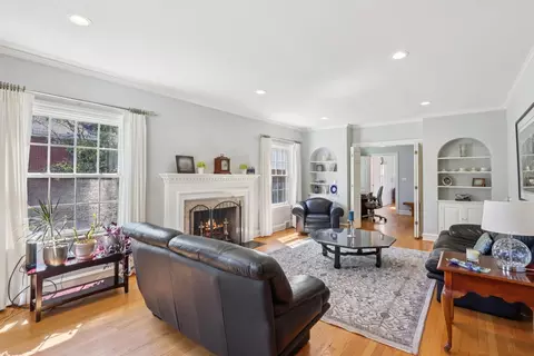 Living - 846 Wagner Rd, Glenview, IL 60025 photo 2 of 4
