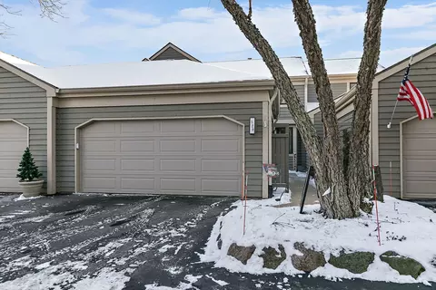 529 White Oak Ln, Lake Barrington, IL 60010
