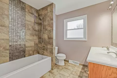 Bath - 586 N 7th Ave, Des Plaines, IL 60016 photo 3 of 3