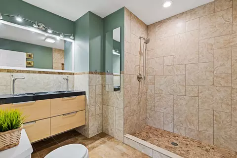 Bath - 586 N 7th Ave, Des Plaines, IL 60016 photo 1 of 3