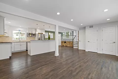 Living - 586 N 7th Ave, Des Plaines, IL 60016 photo 4 of 7