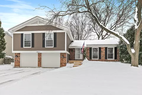 1021 Abbey Dr, Crystal Lake, IL 60014