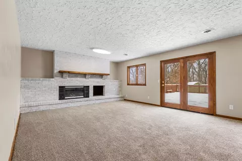 Living - 11738 Southgate Rd, Roscoe, IL 61073 photo 4 of 6