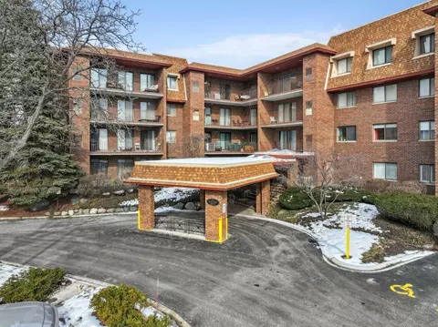 101 Old Oak Dr #216, Buffalo Grove, IL 60089