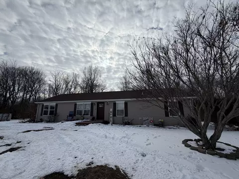 416 N White Oak St, Camargo, IL 61919