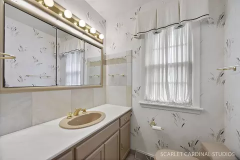 Bath - 110 Travers Ave, Wheaton, IL 60187 photo 1 of 2