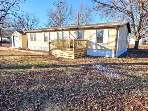 1060 W 5th St, Flora, IL 62839