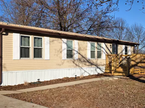 1060 W 5th St, Flora, IL 62839 photo 9