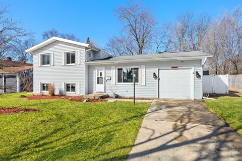 934 Nottingham Ln, Crystal Lake, IL 60014
