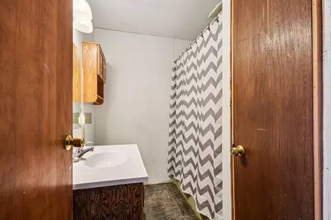 Bath - 1252 Park Blvd, Morris, IL 60450 photo 1 of 2