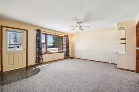 Living - 1252 Park Blvd, Morris, IL 60450 photo 2 of 3