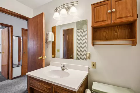 Bath - 1252 Park Blvd, Morris, IL 60450 photo 2 of 2