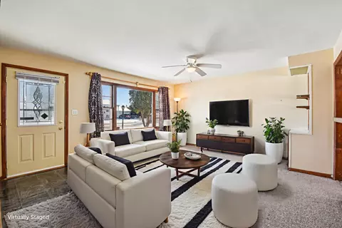 Living - 1252 Park Blvd, Morris, IL 60450 photo 1 of 3