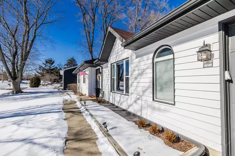 Exterior - 610 W Wegner Rd, Mchenry, IL 60051 photo 2 of 7