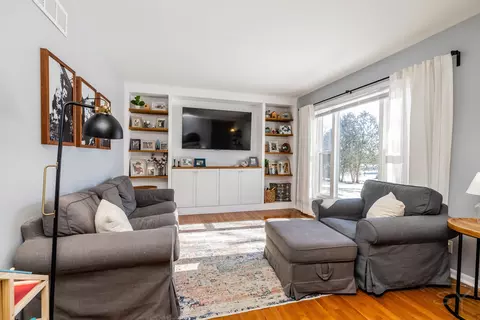 Living - 610 W Wegner Rd, Mchenry, IL 60051 photo 1 of 3