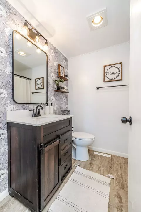 Bath - 610 W Wegner Rd, Mchenry, IL 60051 photo 1 of 4