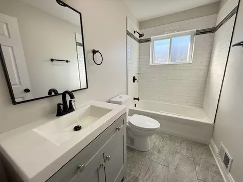 Bath - 1721 E 91st Pl, Chicago, IL 60617 photo 1 of 2