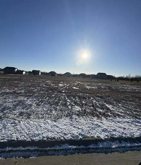 370 Linda Ln, Riverdale, IA 52722