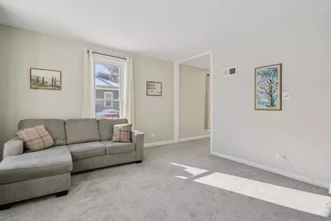 Living - 458 West Ave, Morris, IL 60450 photo 2 of 3
