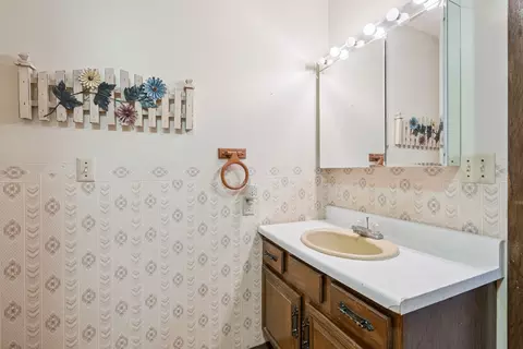 Bath - 302 Baker St, Fulton, IL 61252 photo 1 of 2