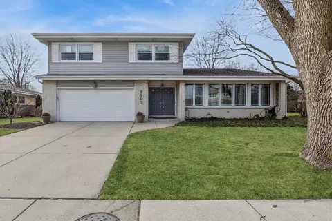 2207 E Michael Manor Ln, Arlington Heights, IL 60004