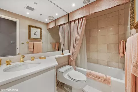 Bath - 100 E Huron St #3705, Chicago, IL 60611 photo 1 of 4