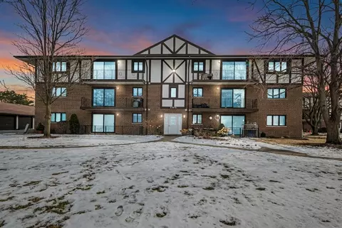 11015 S Theresa Cir #1C, Palos Hills, IL 60465