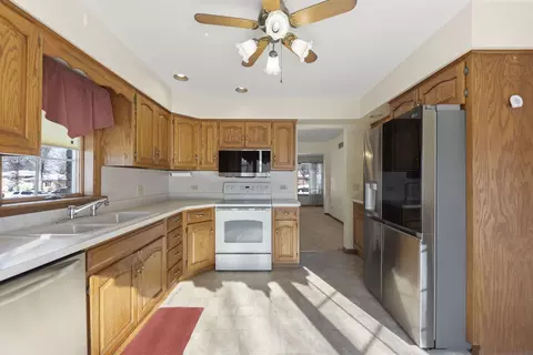 Kitchen - 524 Meadow Ln, Beecher, IL 60401 photo 2 of 4
